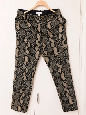 H&M byxor med trendigt ormskinnsmönster - Snygga byxor från H&M i beige/svart ormskinnsmönster. Rak modell med bekväm passform och perfekt att styla både till vardags och fest. Lätta att matcha med en enkel topp eller stickad tröja.  • Märke: H&M • Storlek: EUR 38 (M) • Färg: Beige/svart ormskinnsmönster • Skick: Fint använt skick, utan anmärkningar