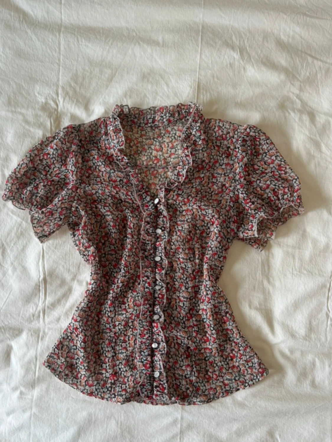 Blommig kortärmad blus med volang