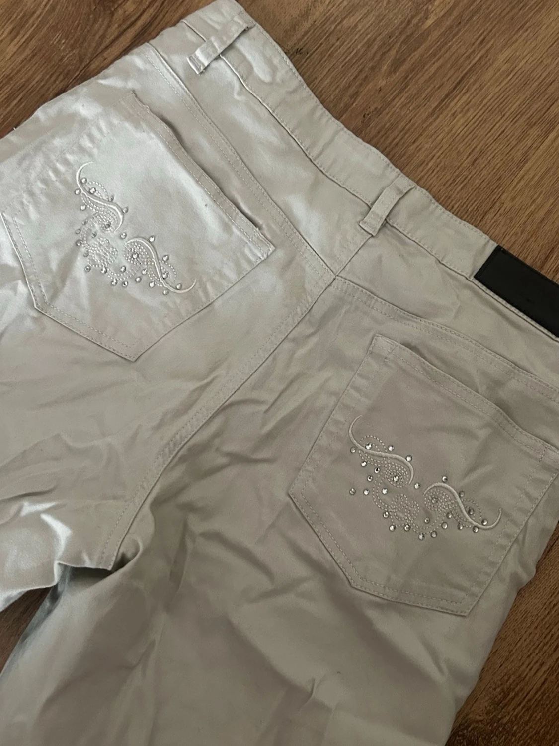 Ljusbeiga raka jeans med strass - 2