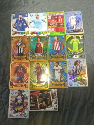 Samling fotbollskort Topps Match Attax - Säljer en samling fotbollskort från Topps Match Attax med olika spelare från kända europeiska klubbar. Korten har färgstarka designer och visar spelare i matchställ. Perfekt för dig som gillar fotboll och samlarkort.
