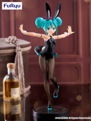 Bicute Bunnies - Hatsune Miku (ÄKTA) - Original pris på Ediya: 399kr. Kaninöronen har tyvärr gått sönder i transport men jag har limmat på dom igen. Annars är figuren hel, utan låda, i mycket bra skick. Endast stått på en hylla som prydnad. Det är en äkta figurine från FuRyu.
