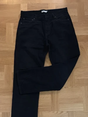 Dobber Roy cord manchesterbyxor  - Roy cord trousers är manchesterbyxor i klassisk femficksmodell från Dobber, tillverkade i mjuk bomullskvalitet som ger både struktur och komfort. Modellen har en avslappnad passform med raka ben, vilket gör dem till ett mångsidigt plagg för vardagen. En tidlös byxa som fungerar lika bra till en enkel t-shirt som till stickad tröja för en avslappnad stil.
