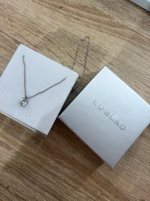 Silverhalsband med klar sten från Edblad - Köpt från Plick tidigare för 250kr