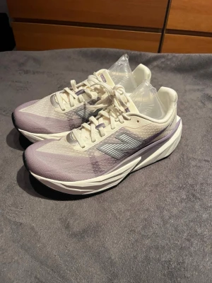 New Balance Fuelcell - Löparskor från New Balance | Storlek: 39 | Helt nya | Ingen box | Nypris 1900kr | 