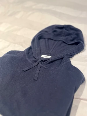 Stickad hoodie  - Mörkblå stickad hoodie! Storlek 158-164! Snören och luva! Kontakta om frågor! Mycket bra pris 