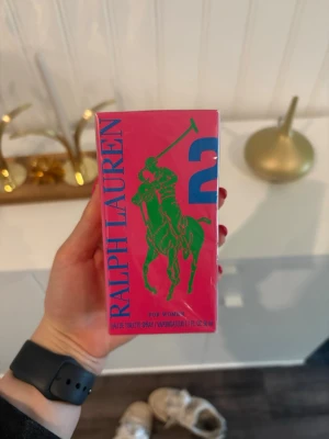 Ralph Lauren Big Pony Pink 2 EdT 50 ml - Säljer denna populära parfym från Ralph Lauren. 50 ml Eau de Toilette. Förpackningen är oöppnad/plomberad (se bild). Perfekt till dig själv eller som present. Skickas väl förpackad🤗