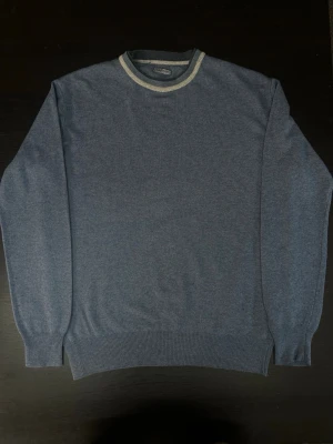 Tröja i cashmere blend - Ljusblå tröja i cashmere blend material, storlek M, mått finns i bilden, mycket bra skick