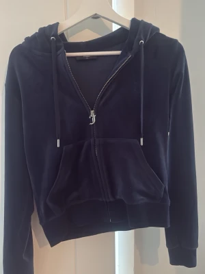 Mörkblå velour hoodie med dragkedja - Snygg mörkblå juicy couture tröja i mjuk velour💙Använd ett fåtal gånger