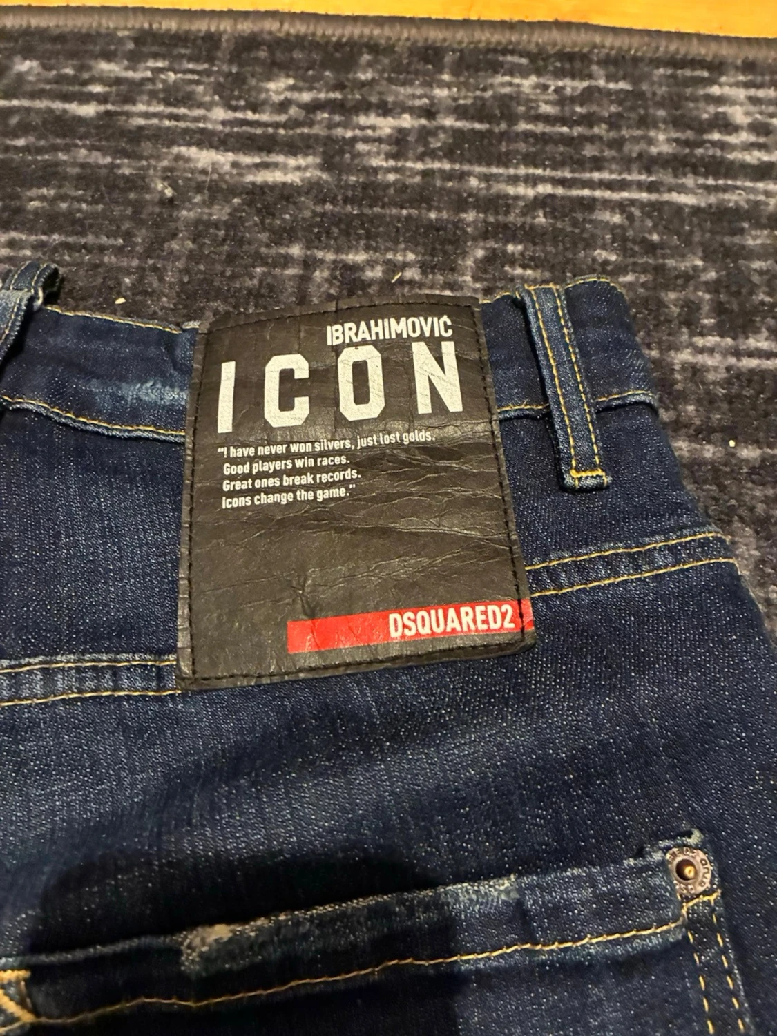 Mörkblå jeans med färgstänk - 3