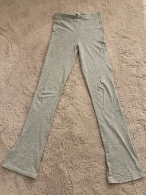 Gråa utsvängda leggings  - Snygga gråa leggings från Lagrr 157 med utsvängda ben. Mjukt och stretchigt material som sitter skönt på kroppen. 