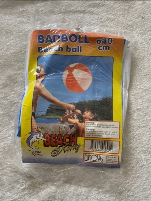 Badboll 40 cm Beach King - Säljer en klassisk badboll från Dinova, Beach King, med en diameter på 40 cm. Badbollen har färgglada sektioner i rött, vitt, gult och blått och är tillverkad i plast. Perfekt för strand eller poolhäng med vänner. Finns fler kvar. Samma frakt 