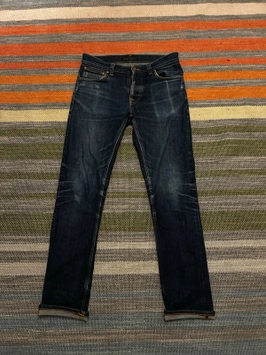 Nudie jeans grim tim - Säljer nu dessa otroligt feta Nudie jeans me Asnajs faders o slitningar. Jeansen är i riktigt bra skick o är i strlk 32/34 men sitter mer som 30/34 skulle jag säga. Modell: Grim Tim, dry true navy Pris kan såklart diskuteras vid snabb affär✅