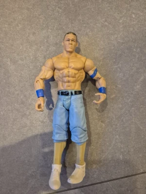 Två wrestling actionfigurer - Säljer två wrestling actionfigurer. Ena figuren har blå shorts, vita skor och blå detaljer på armarna. Den andra figuren har röd och vit mask, röda tights med vita mönster och vita stövlar. Perfekta för samlare eller wrestlingfans!