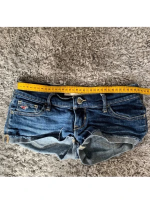 Hollister shorts - Säljer dom här så snygga shortsen ifrån hollister, i storlek w24. Tyvärr växt ur så därför jag säljer dom🤗