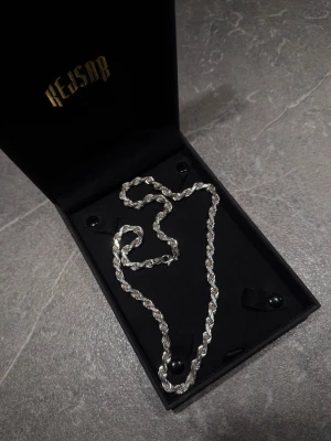 Diamond Cut Cordell-halsband i 925 silver - Säljer ett stilrent Diamond Cut Cordell-halsband i 925 sterling silver, 6 mm brett och 55 cm långt. Köpt från Kejsar.se för 3 499 kr, kvitto finns. Diamond cut-slipningen ger kedjan en extra fin lyster som fångar ljuset och skapar ett tydligt, exklusivt blänk – perfekt både till vardags och mer uppklädda tillfällen. Halsbandet är endast testat inomhus och är i princip i nyskick, utan slitage. Pris: 1849 kr Vid intresse eller frågor är du varmt välkommen att höra av dig.