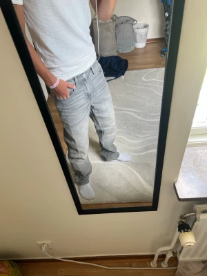 Grå jeans  - Säljer ett par grå jeans. Perfekta för en avslappnad och trendig look.  Märke HM och Storlek 29/32. 
