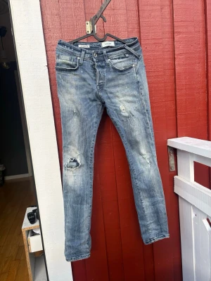 Jack and Jones  - Jack & Jones Slim Glenn Jeans 👖 Säljer ett par stilrena Jack & Jones Slim Glenn i tvättad blå denim. Jeansen har en snygg, sliten look med diskreta slitningar som ger en modern och trendig känsla. De är bekväma, sitter riktigt bra och passar lika bra till vardags som till en mer uppklädd outfit.