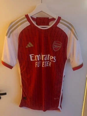Arsenal Hemmatröja 23/24  - Storlek L men passar nog bäst för M, Aldrig använd, Tagg sitter kvar! Inte äkta men liknande kvalité!