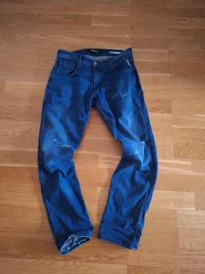 Replay anbass  - Replay anbass med hål på båda knäna tyvärr storlek 29/32 men nerkortade lite förutom hål är de i bra skick 