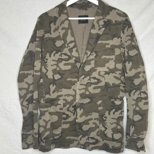 Kavaj med camouflage från Imperial  - Snygg kavaj i camouflage-mönster. Storlek L