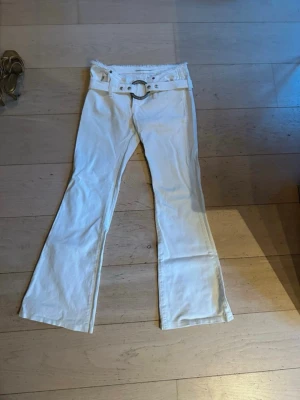 Unika lågmidjade vita jeans fornarina - Så coola jeans från fornarina, passar storlek XS/S