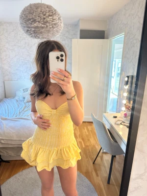 Ljusgul Zara klänning💘💘 - En ljusgul Zara klänning i storlek M, inga bieffekter❤️