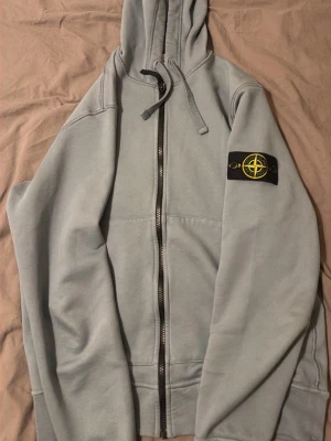 Stone Island zip Hoodie - Direkt från NK!!! Säljer en zip hoodie stone Island, den är i nyskick och storlek M men passar även S nypris 4000kr kvitto finns,. Pris kan diskuteras