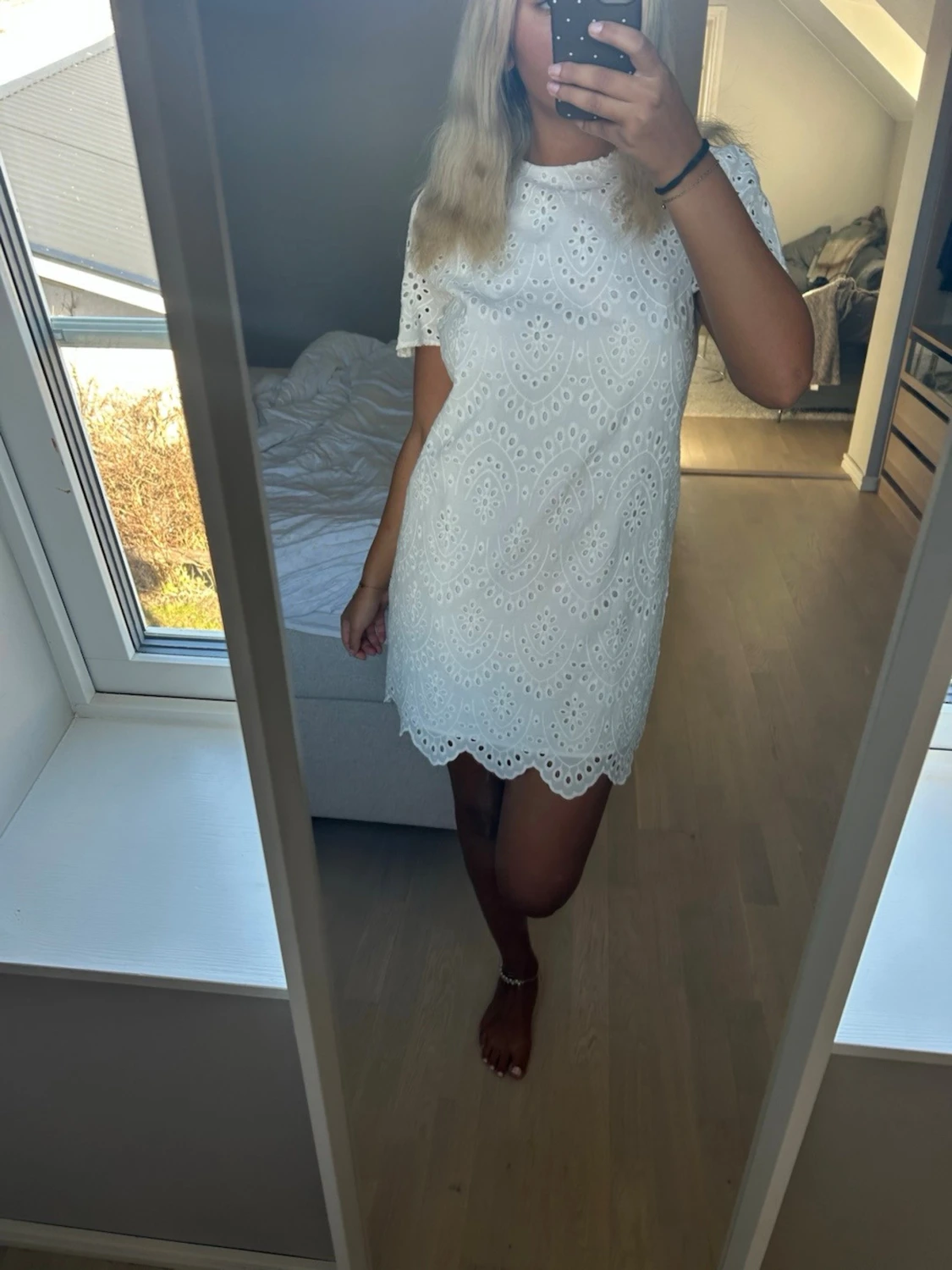 Vit kort klänning med broderade detaljer - 2