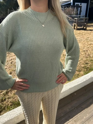 Ljusgrön stickad tröja - Snygg ljusgrön stickad tröja med rund hals och avslappnad passform. Tröjan har ribbade muddar vid ärmslut och nederkant, samt en mjuk struktur som gör den perfekt för lager på lager. Passar till både jeans och kjol för en chill look. 🥰🥰
