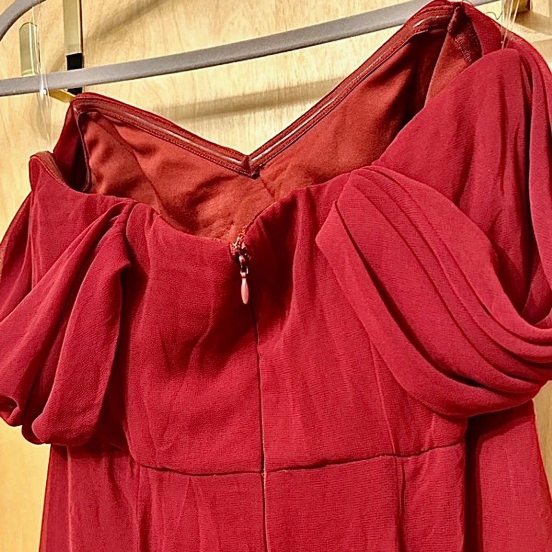 Vinröd offshoulder långklänning från Goddiva - 1