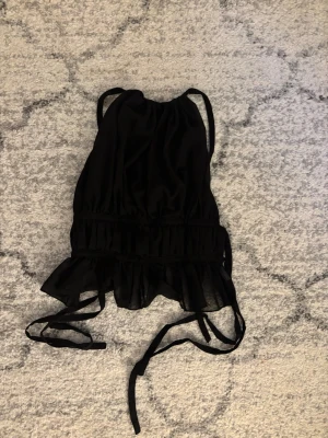Svart topp med öppen rygg  - Jättefin svart topp med öppen rygg man knyter runt nacken💕✨