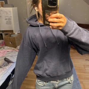 Mörkblå hoodie med huva - Säljer en mörkblå hoodie med luva och dragsnören. Hoodien har en avslappnad passform, ribbade muddar och midja. Tröjan är jätte skön och sitter jätte snyggt. Supersnygg färg! Pris kan diskuteras! Skriv om du har frågor💕