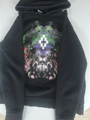 Svart Marcelo Burlon hoodie - Sjukt fet Marcelo Burlingame hoodie. Sällan använd. Självklart äkta.