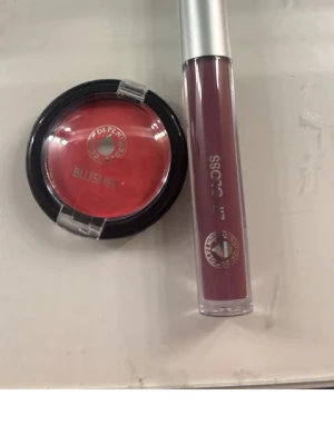 Rött rouge från depend - Säljer ett rouge från depend i en intensiv röd nyans. Kommer i en rund dosa med svart kant och genomskinligt lock. Perfekt för att ge kinderna en fräsch färgklick och ett naturligt glow.