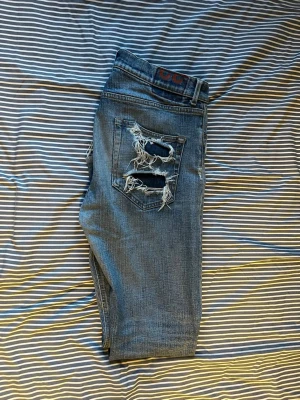 Blå dondups - Säljer ett par blå  dondups med trasiga detaljer och slitningar på bakfickan. De är i bra skick. Skriv gärna om du har några frågor och priset kan diskuteras 🙂