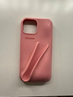 Rosa Rhode mobilskal - Säljer ett rosa mobilskal från Rhode!💕 Passar till iphone 13 14 och 15!