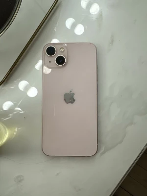 iPhone 13 rosa - iPhone 13 Rosa. Fullt fungerade skick, inget som är fel. Enda ”sprickan” är hörnet på den som syns i bilden. Baksidan är i ny skick och möjligtvis någon liten repa men inga sprickor på skärmen. Köpt på Elgiganten. Box finns kvar! 
