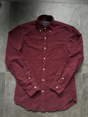 Ralph lauren skjorta  - Tjena, säljer nu denna riktigt snygga och populära Ralph lauren skjortan, den är i fint skick utan några skador, hör av er vid frågor och funderingar🙌🤝 