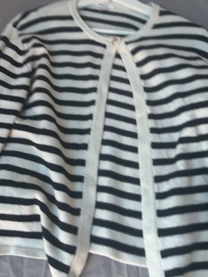 Randig svartvit kofta med knapp väldigt fin på  - De är en stolek 158/164 men den passar xs jag använder den inte längre🩷