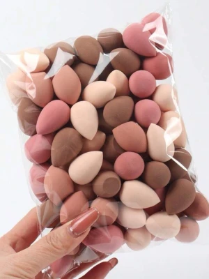 Mixade mini beautyblenders i pastell - 50st - Ett stort paket med små beautyblenders i olika former och färger som beige, rosa och brunt. Perfekta för detaljerad applicering av concealer eller foundation. Tillverkade i mjukt, flexibelt skum som ger en jämn finish. Kommer i en genomskinlig plastpåse.