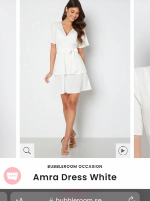 Vit omlottklänning  - Snygg vit omlottklänning från Bubbleroom. Endast använd 2 gånger så i jättefint skick. Inga defekter.