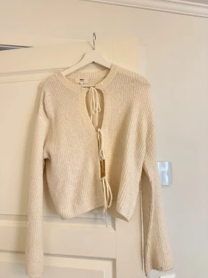Krämvit kofta från GinaTricot  - Använder inte
