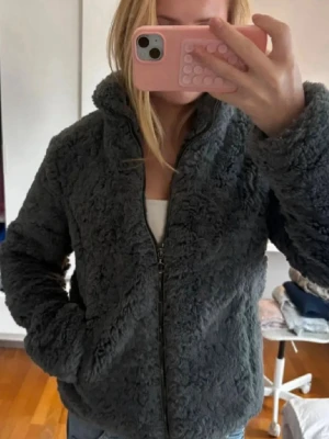 Mörkgrå teddyjacka  - Mörkgrå teddyjacka!! Supergullig!💘💘💘 storlek S och i hyfsat fint skick. Fickorna har gått sönder vilket gör att man inte kan ha något i dem, men utåt på är jackan superfin!!