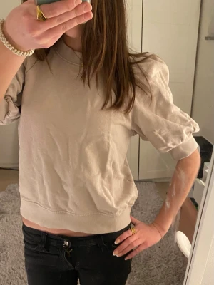 Tröja med puffärmarna  - Beige fin tröja med puffärmar, lite skrynklig på bilderna men de får såklart att stryka 💗