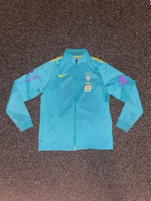 Nike Brasil tröja - Säljer denna Nike brasil tröja då den ej kommer till användning längre. Storlek XL men passar mer som L. skick 9/10 (sponsoren under landslagloggan har lossnat lite grann) pris går att diskutera 