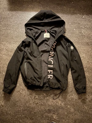 Moncler Regnjacka - Säljer min Moncler regnkacka som är vattentät☔️ Den använt några gånger men har inte mycket nytta av den, pm för frågor och diskuteringar.