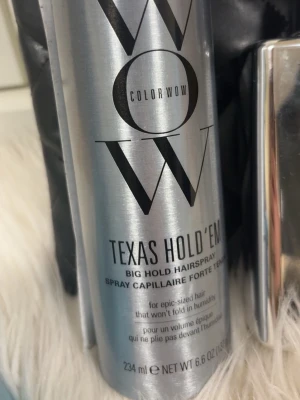 Color Wow Texas Hold'Em hårspray - Stilren silverfärgad hårspray från Color Wow, Texas Hold'Em Big Hold Hairspray. Ger volym och stadga till håret utan att det viker sig i fukt. Perfekt för att skapa episkt stora frisyrer. Flaskan rymmer 234 ml.