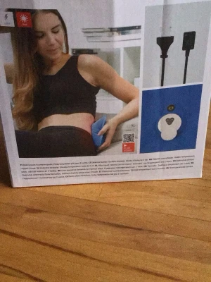 Elektrisk värmedyna blå - Elektrisk hot water bootl  i blått tyg med vit ventil och svart sladd. Perfekt för att värma upp kroppen eller lindra muskelvärk. Dynan är rektangulär och ansluts till eluttag med medföljande kabel.