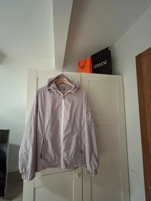 Vindjacka  - Säljer min vindjacka för den ej kommer till användning använd en gång helt ny nästan inga skador eller problem skriv vid flera bilder. 