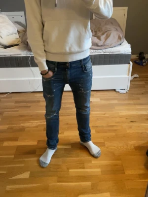 Replay jeans slitningar  - Sjukt snygga replay jeans med slitningar i ett sjukt bra skick!  Jeansen är blå i storlek 30-32, skriv vid frågor! 